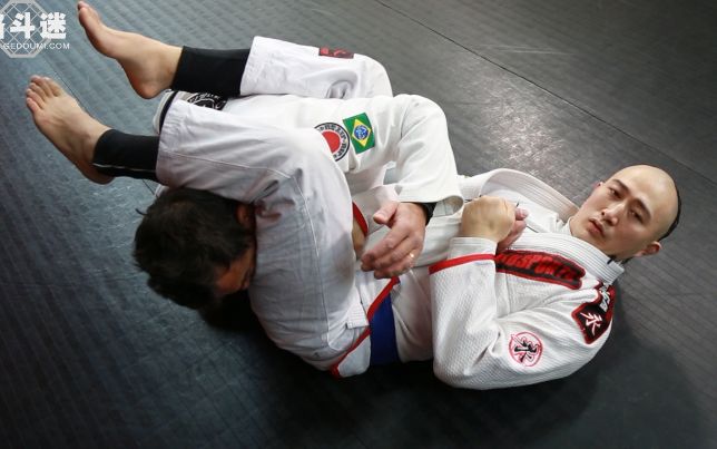 格斗迷-运动教室-柔术教学第七课:封闭防守的十字固