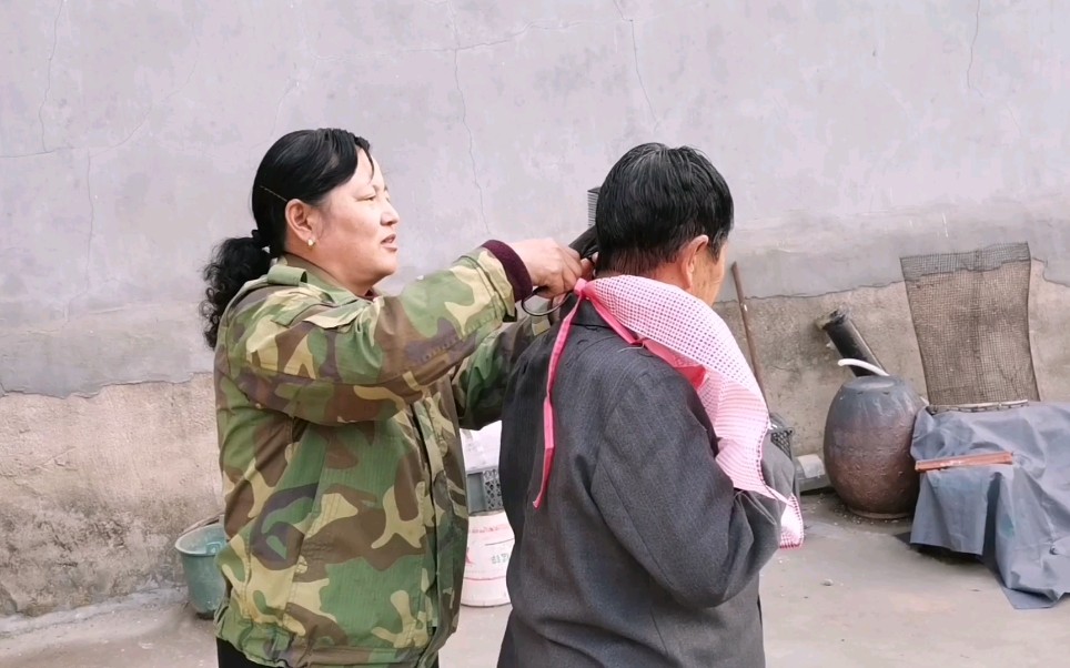 农村大姐第一次学着给婆婆剪头发婆婆还挺满意