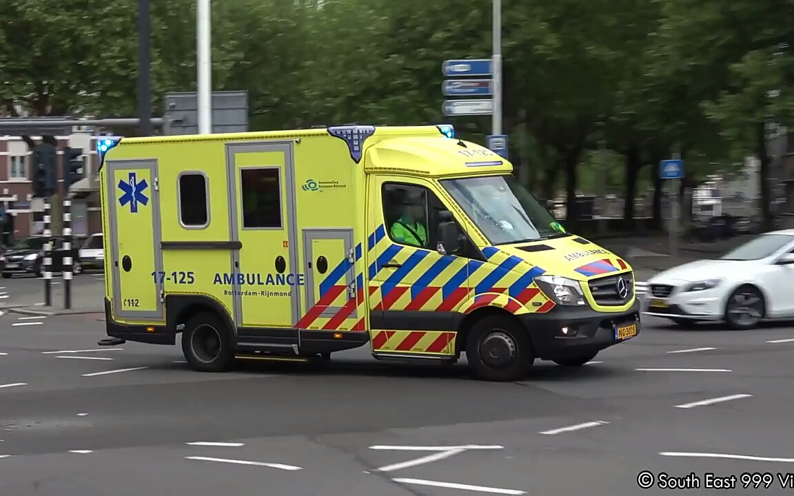 荷兰鹿特丹救护车紧急出警前往紧急事件发生地