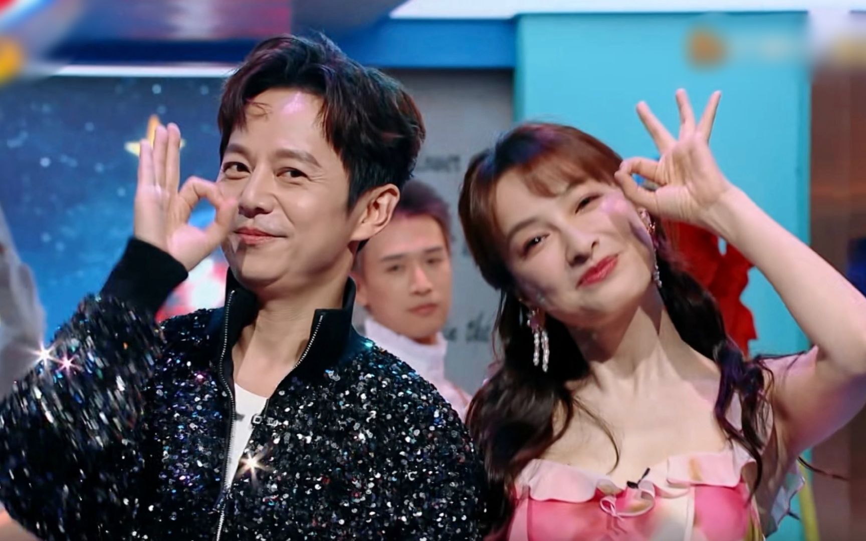 何炅吴昕hi6同框,俩人牵手转圈梦回快本,何老师激动欢呼开心飞起