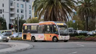 Tải video: 抖动严重的破烂中巴！香港同款车上路没几年就退役，宁愿扔了都不用！实在破烂，垃圾至极！除了布局毫无优点的Optare Solo 各视角乘坐体验