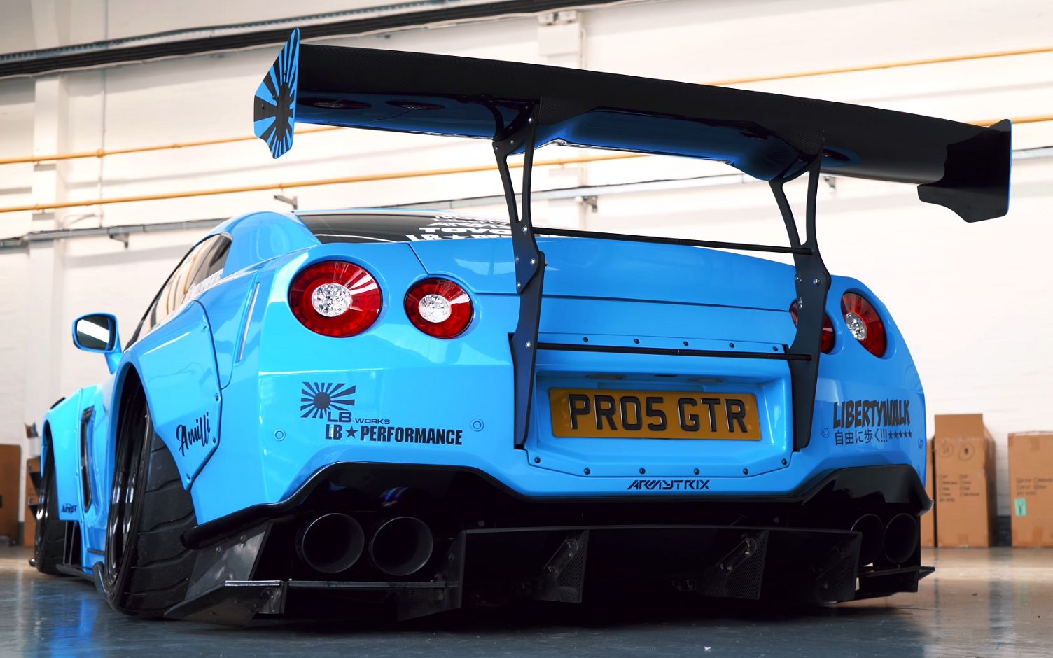 日产gtrr35天蓝色极美宽体lbwkarmytrix排气airrex空气悬挂toyo轮胎