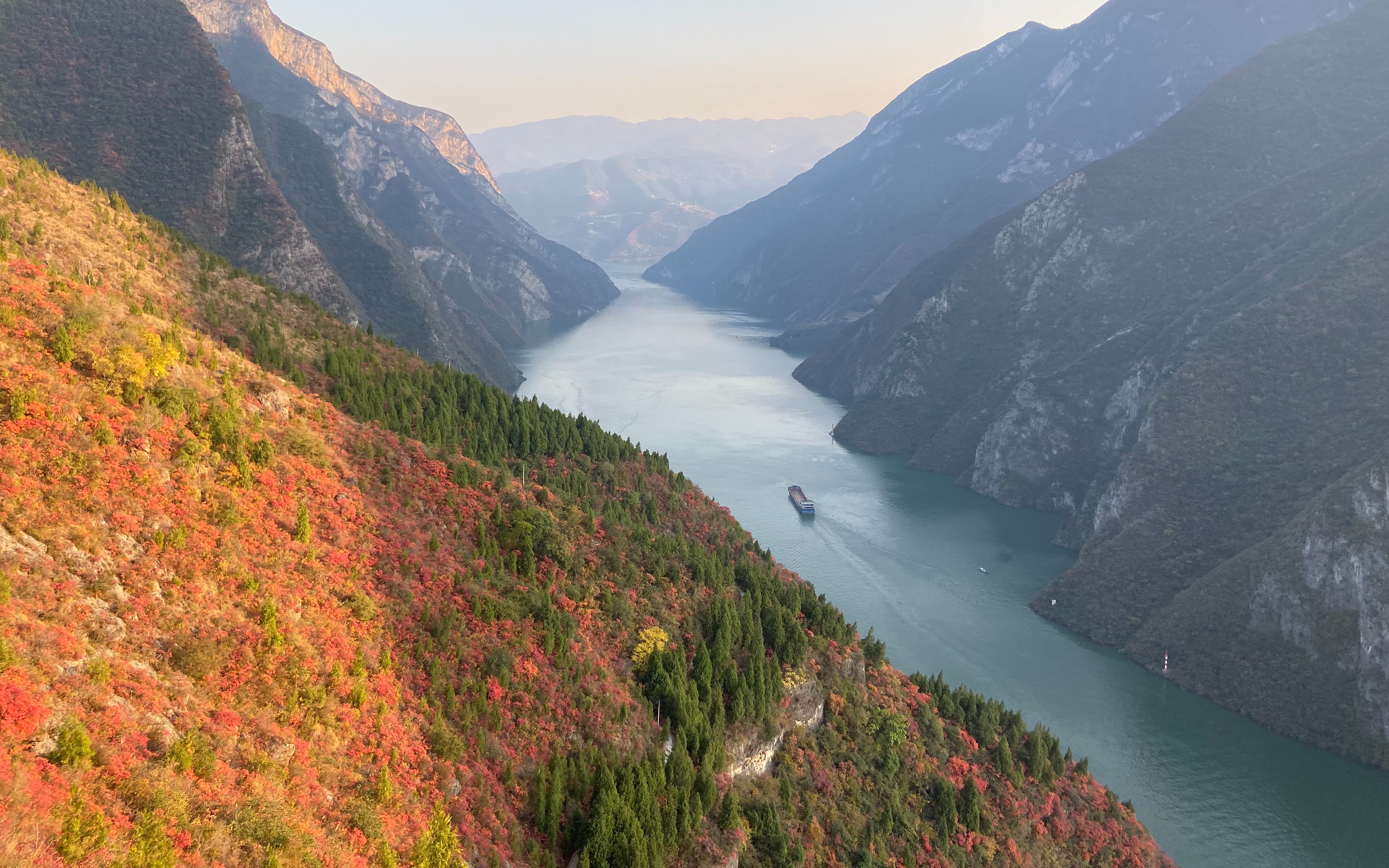 重庆大山里的风景,高山峡谷两岸红叶盛放,沿途的风景美如画