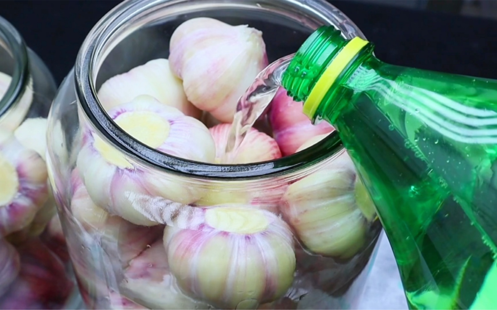 大蒜中倒入雪碧,太厉害了,酸甜脆爽,这才是饭店腌蒜好吃的做法