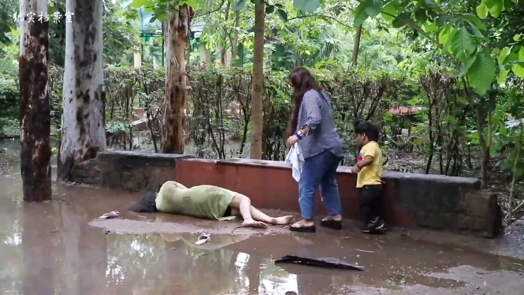 [图]女孩醉酒躺在公园，整个过程让人担心，最后路人出手相救