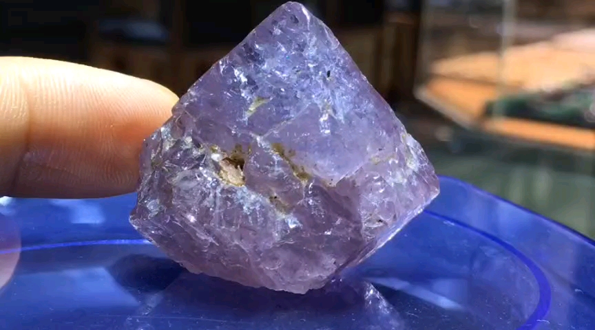 薰衣草紫色尖晶石原矿和它的成品