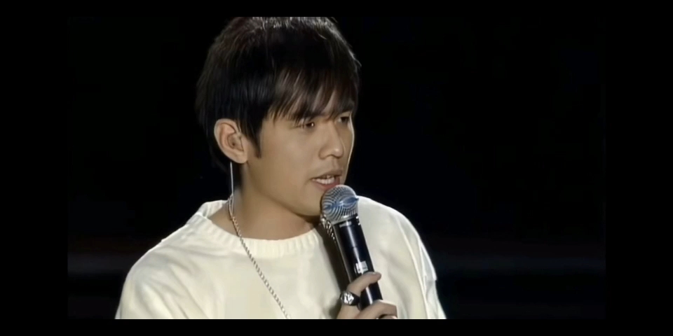 看完杰伦曼谷演唱会,一身白色西装,想起可可爱爱的白色毛衣伦.