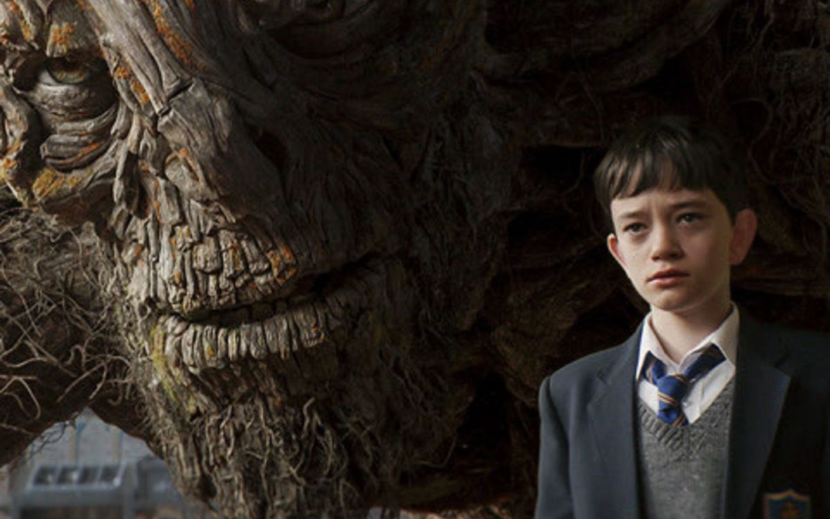 三分钟看奇幻电影《当怪物来敲门》,暖心树魔带男孩走出成长阴霾_哔哩