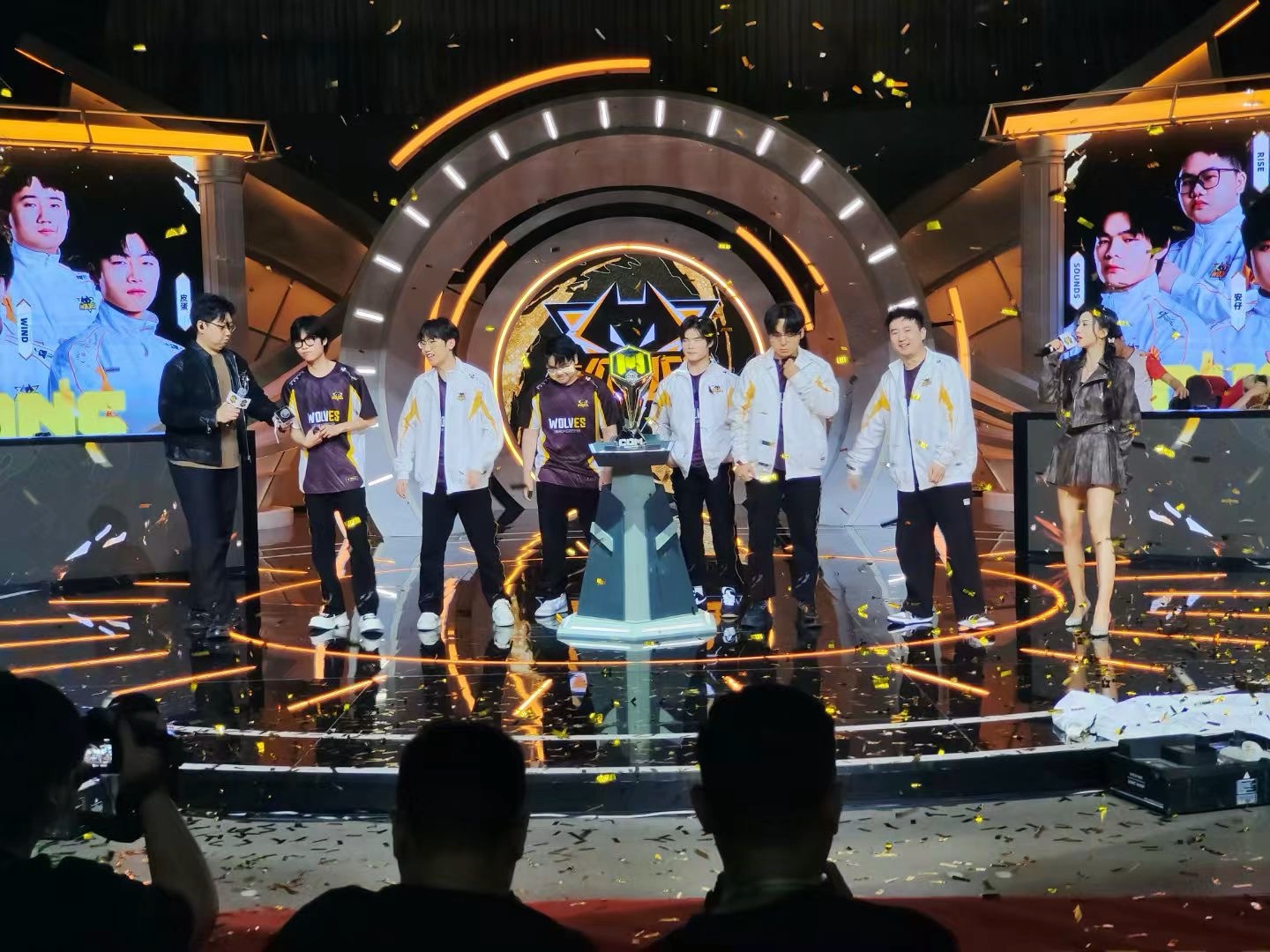 恭喜重庆狼队喜提s9大师赛总决赛冠军