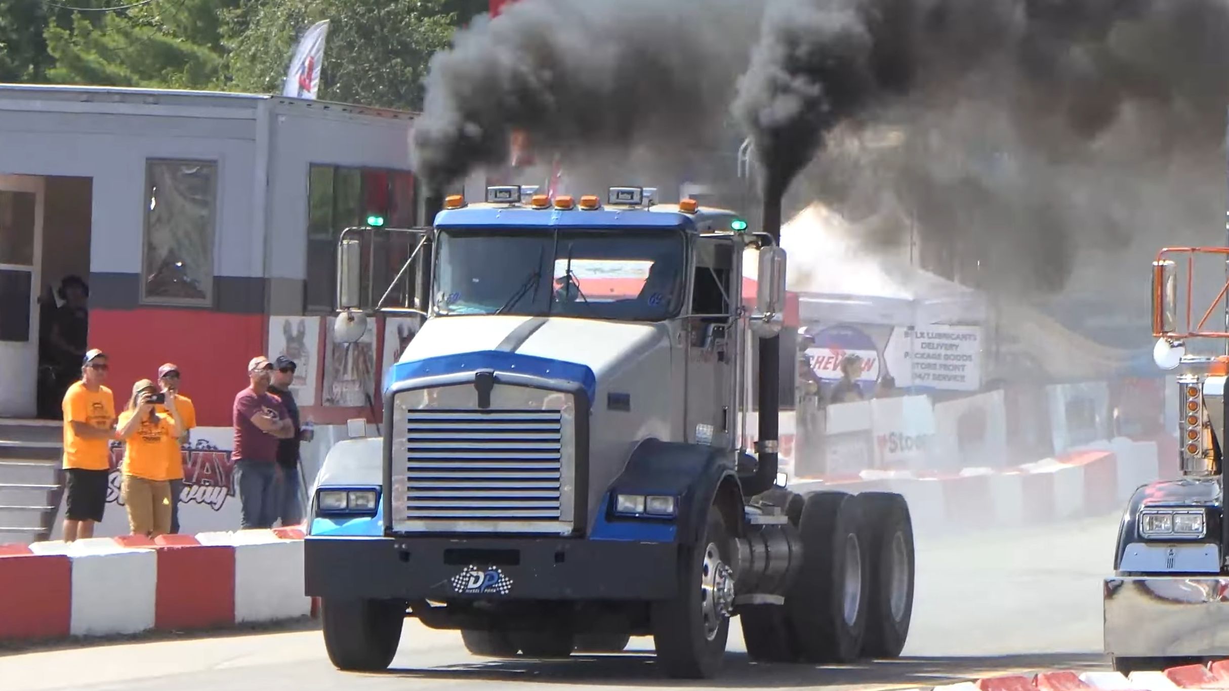 冒黑烟的柴油卡车直线加速赛