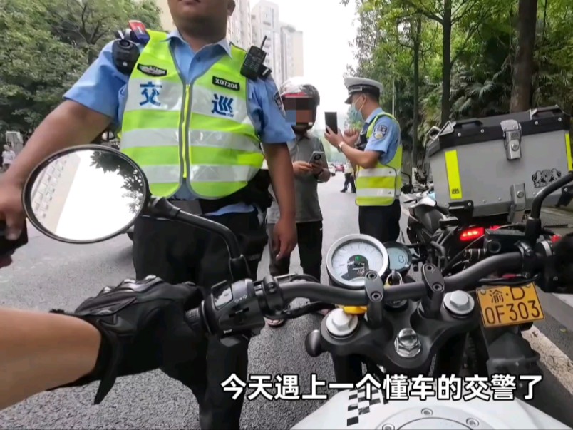 遇到一个懂车的交警，聊天有多愉快！仿赛看到交警，紧张到不会起步，交警教他起步。