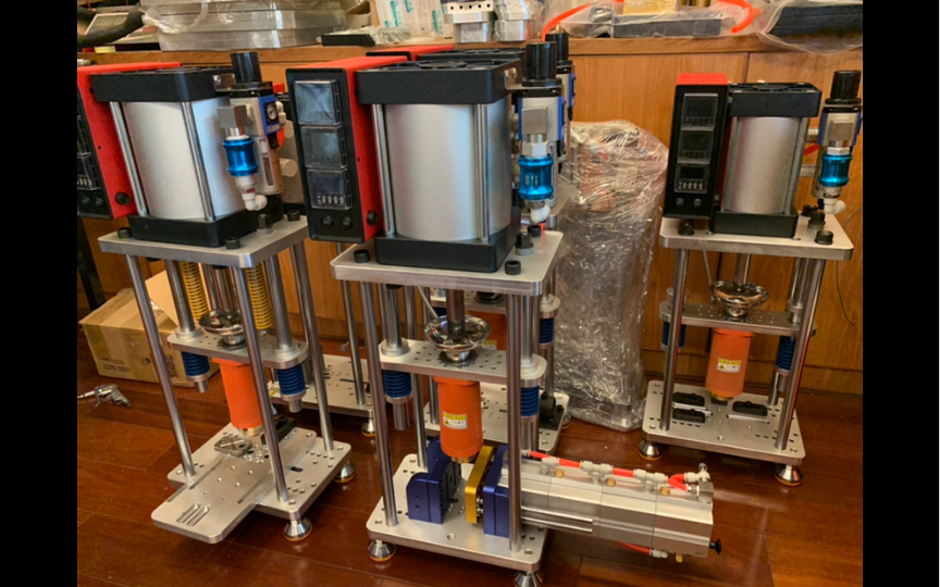 桌面注塑机气动锁模顶出装置