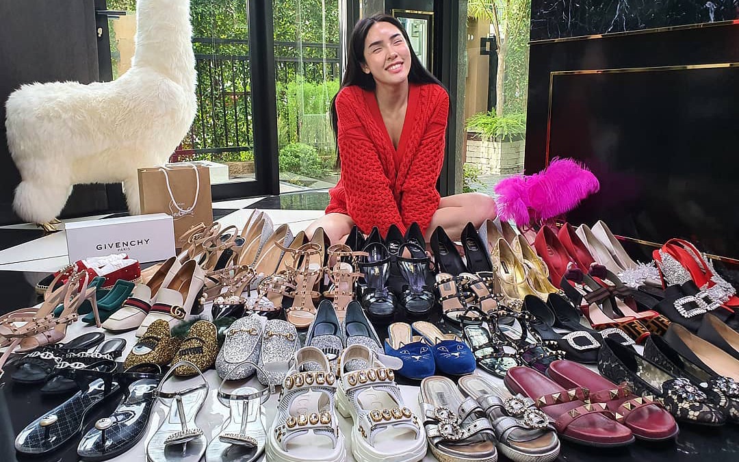 泰国美妆变性人妮莎总价超过100万的美鞋分享英字79nisamaneenutt