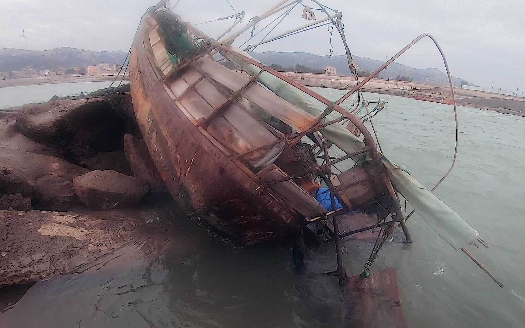 泰叔吃饭的船被冲翻了,叫朋友来也帮不上忙,晚上在家愁的睡不着_哔哩