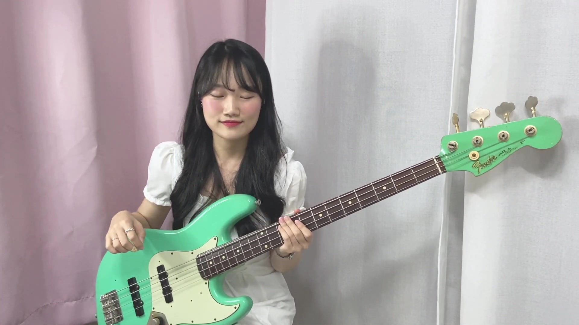 韩国美女贝斯弹奏