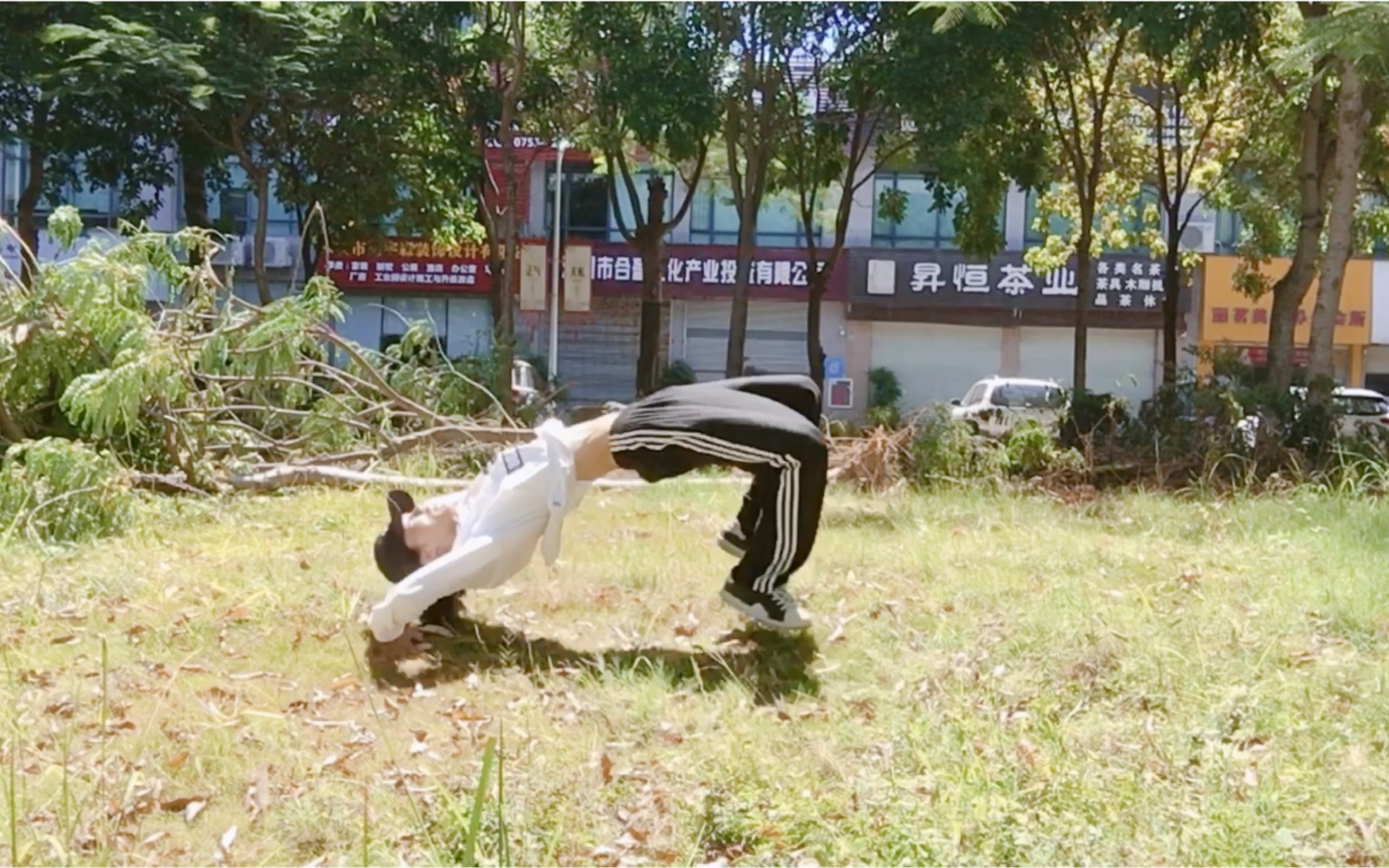 小伙自学功夫?传说中的鲤鱼打挺,厉害了