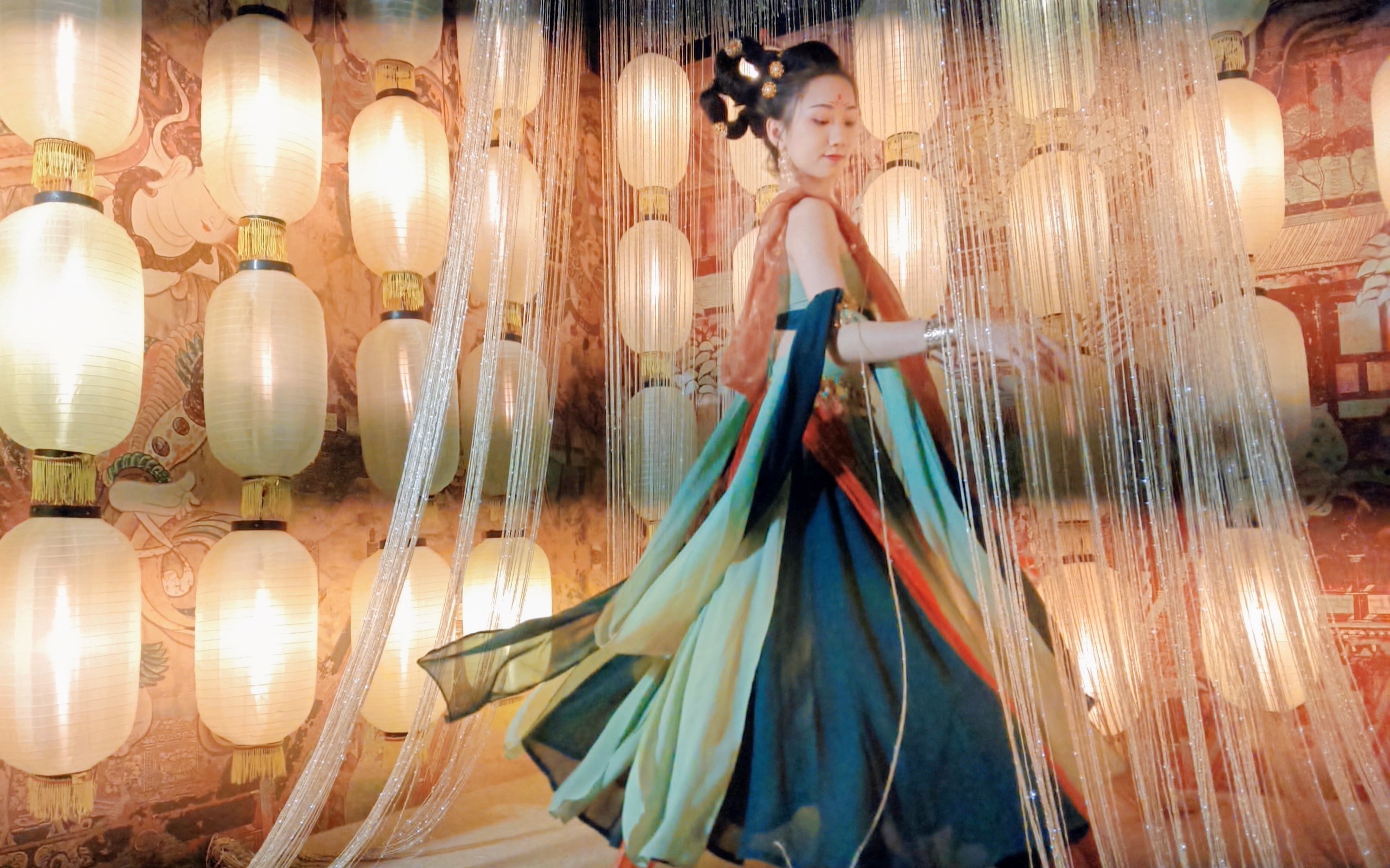 壁画仙女惊艳起舞,专业舞者演绎一梦敦煌