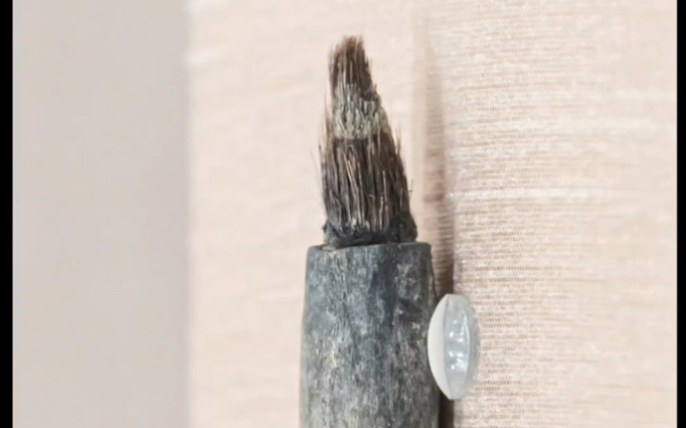 敦煌博物馆珍藏的汉代毛笔,源自后坑子遗址的出土,揭示了距今约2000年
