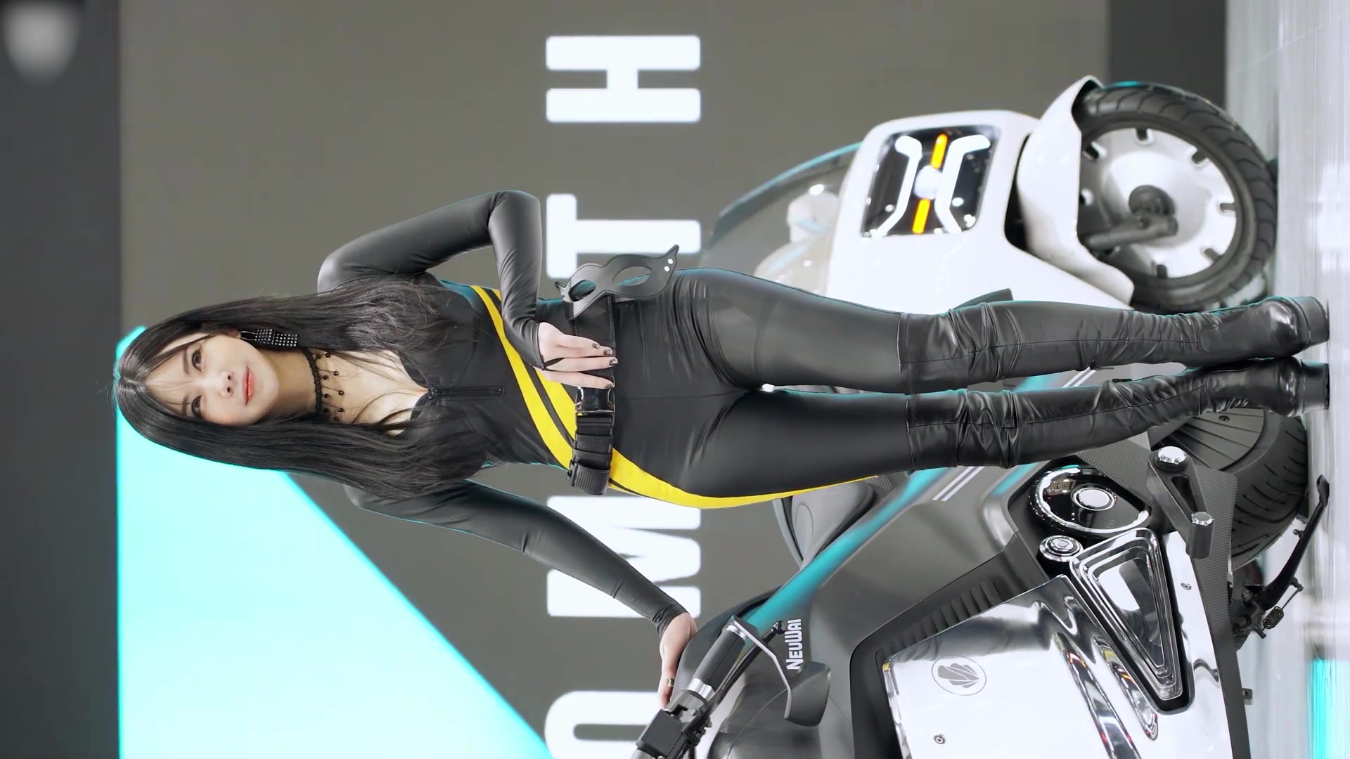 黑色高跟紧身皮衣气质车模小妹妹