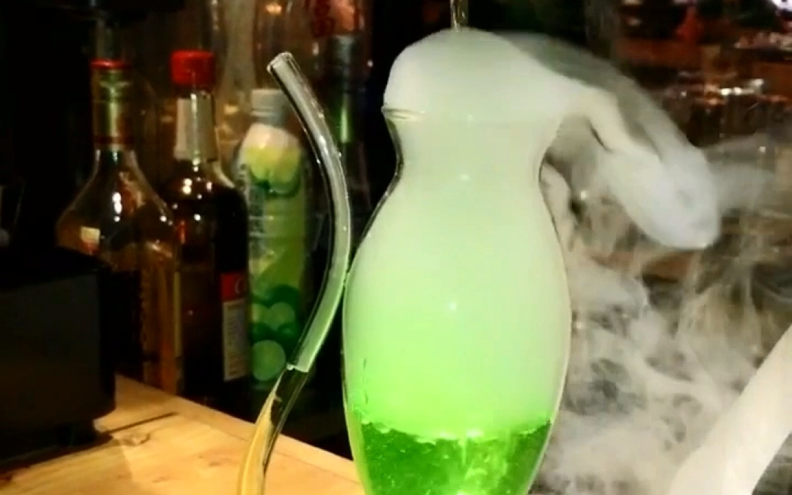 一年前的鸡尾酒视频《绿光森林》