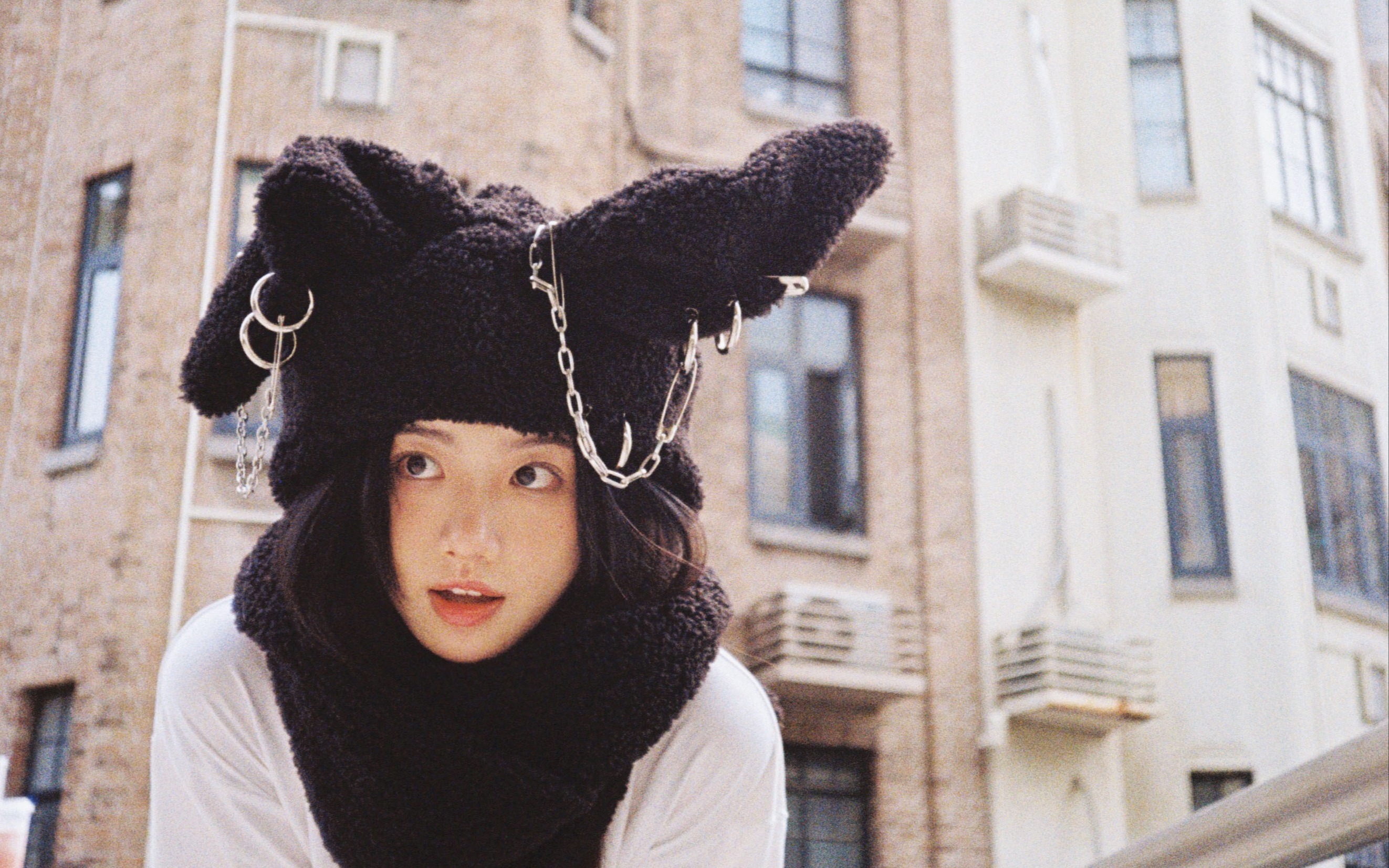 路过一座天桥的话 一定要上去走走7815|路边的bar90|潘美烨cola