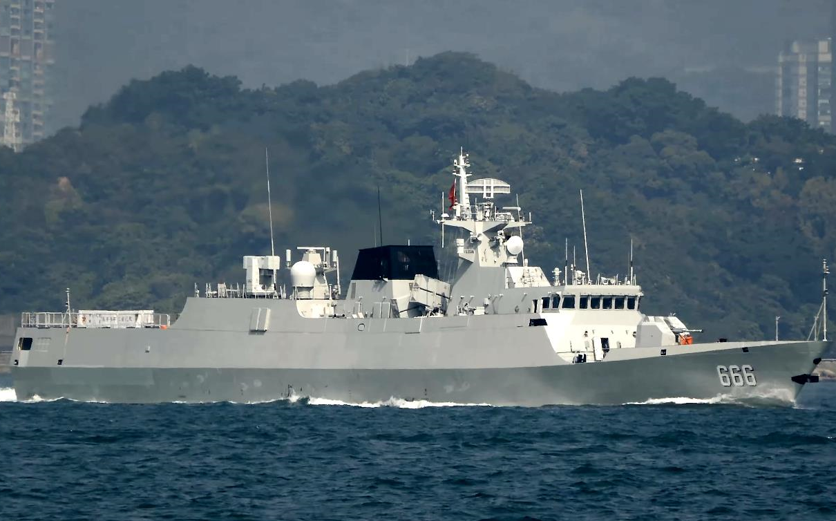 【中国海军】056a型护卫舰宿迁舰(666)航行在维多利亚港湾(2022/12)