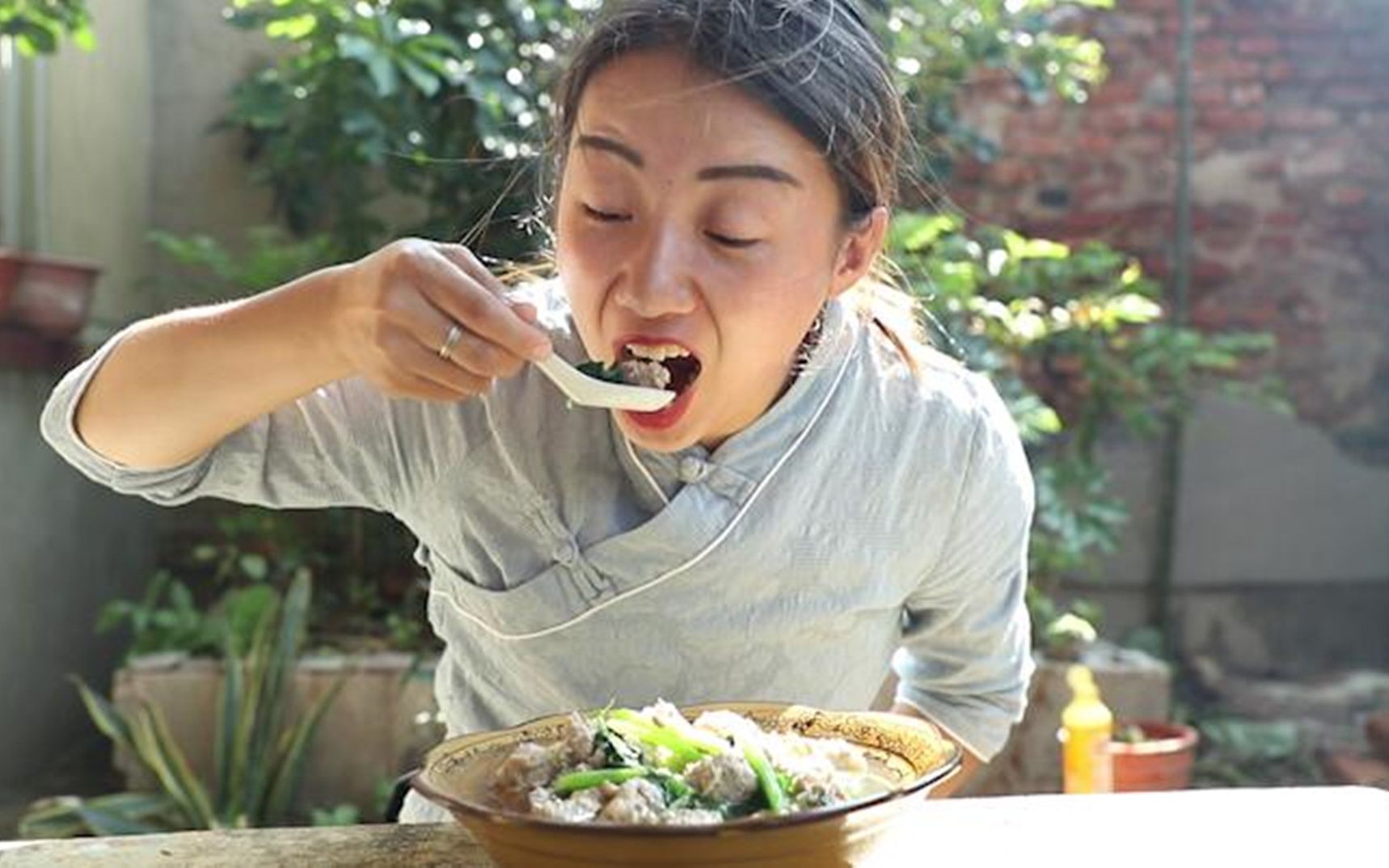 农村美女想吃肉丸子了,汤汁鲜美,肉质弹牙,一大碗下肚,太过瘾