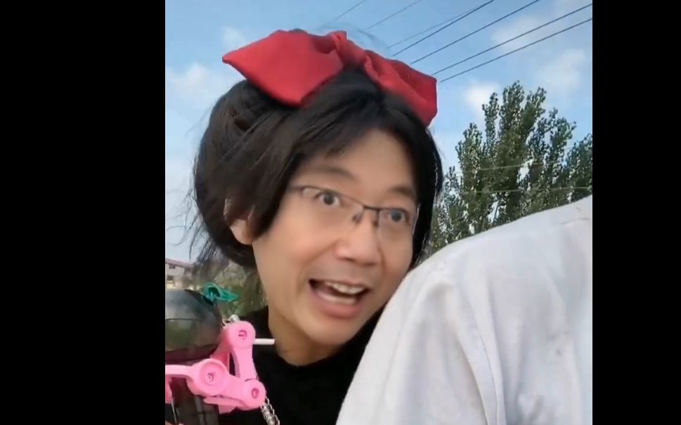 73汤家凤73哥哥你这个年龄段骑着小电动车