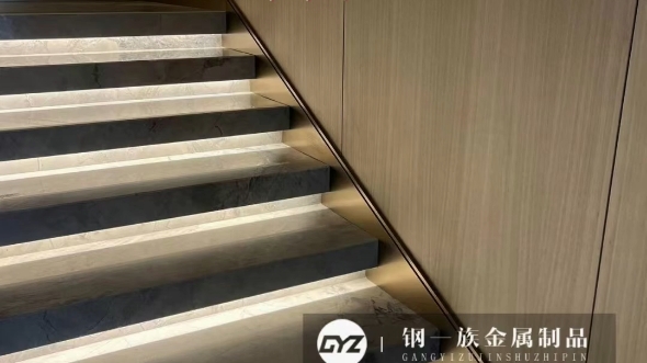 广西钢一族不锈钢楼梯踢脚线安装教程太多粉丝问了必须是现场切割才