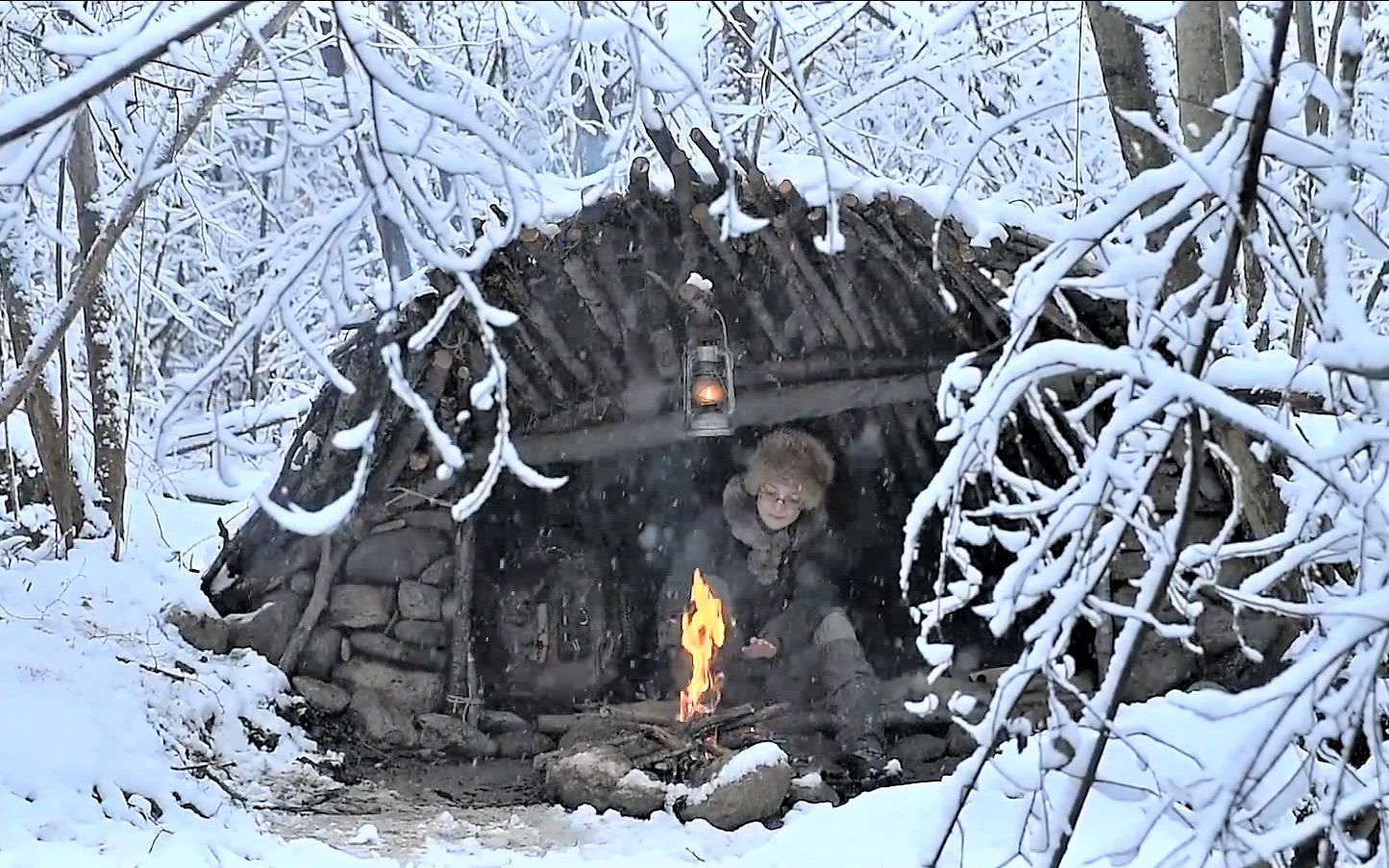 乔安娜的野外生活丛林中的冬季雪地营地建造一个小木屋以保持柴火干燥