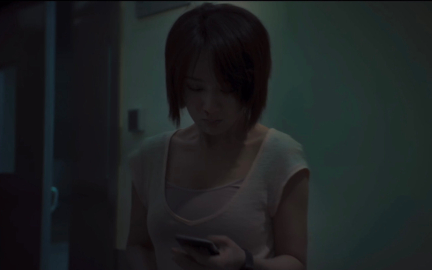 美女被面具男爆头