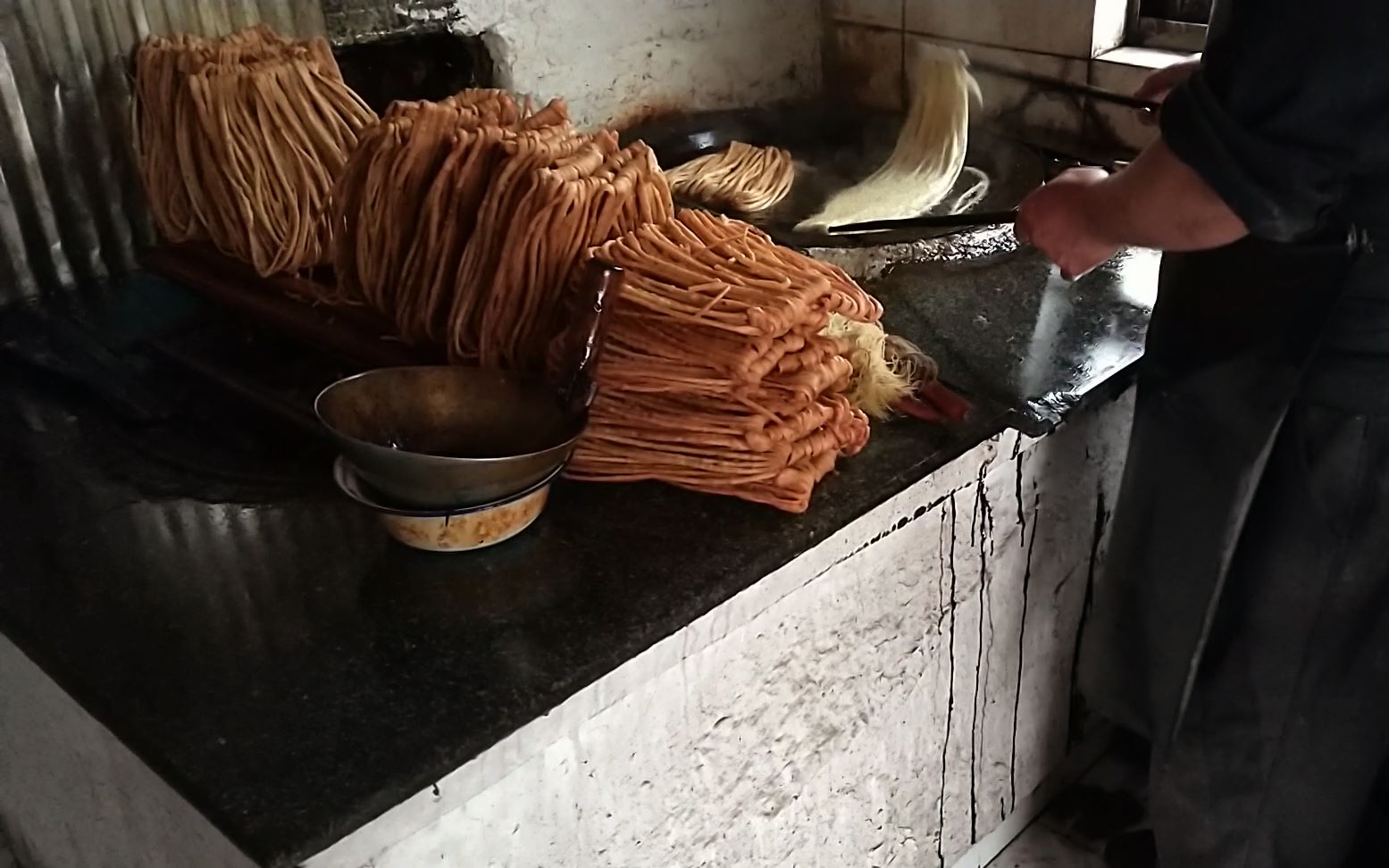 【炸馓子】30年传承老手艺,家乡小吃炸馓子,真的很香脆