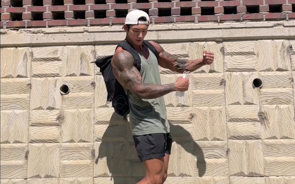 韩国街拍帅哥,肌肉型男,具贤皓秀身材,健身小哥哥一身旮瘩肉