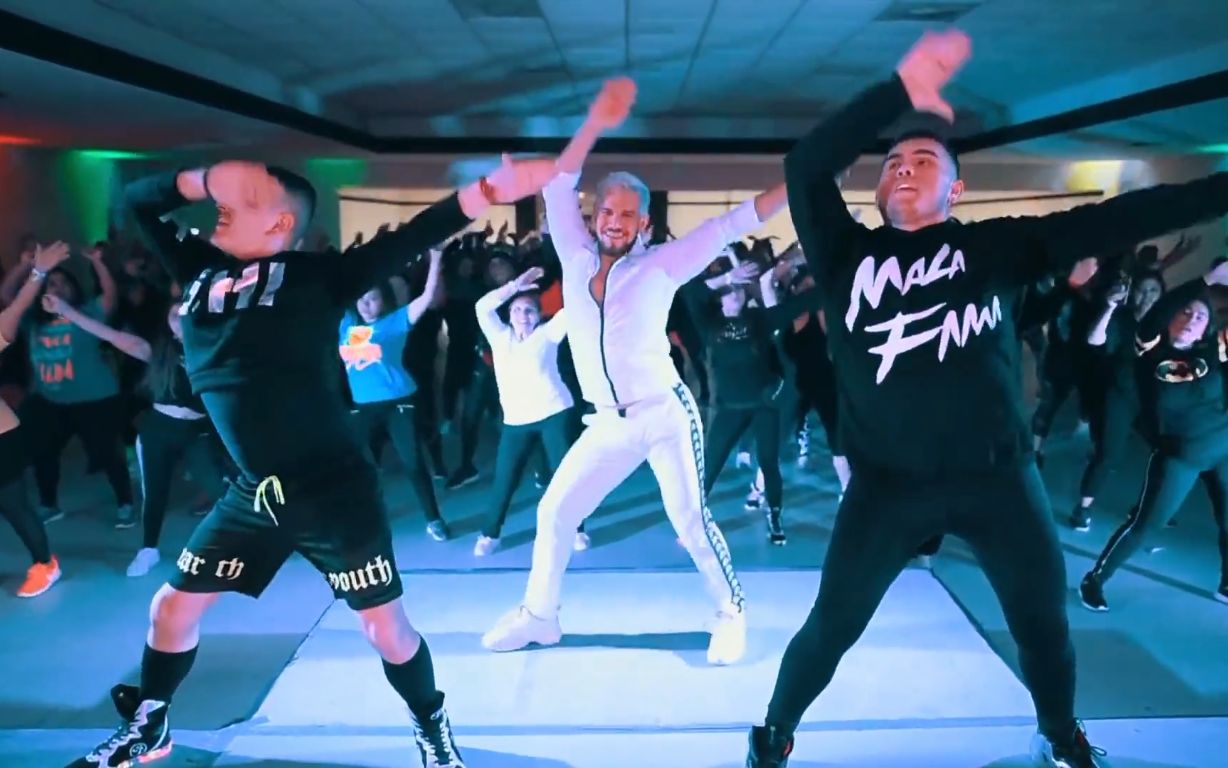 别看这些尊巴舞蹈动作简单,幅度却很大,想要跳好不容易啊!