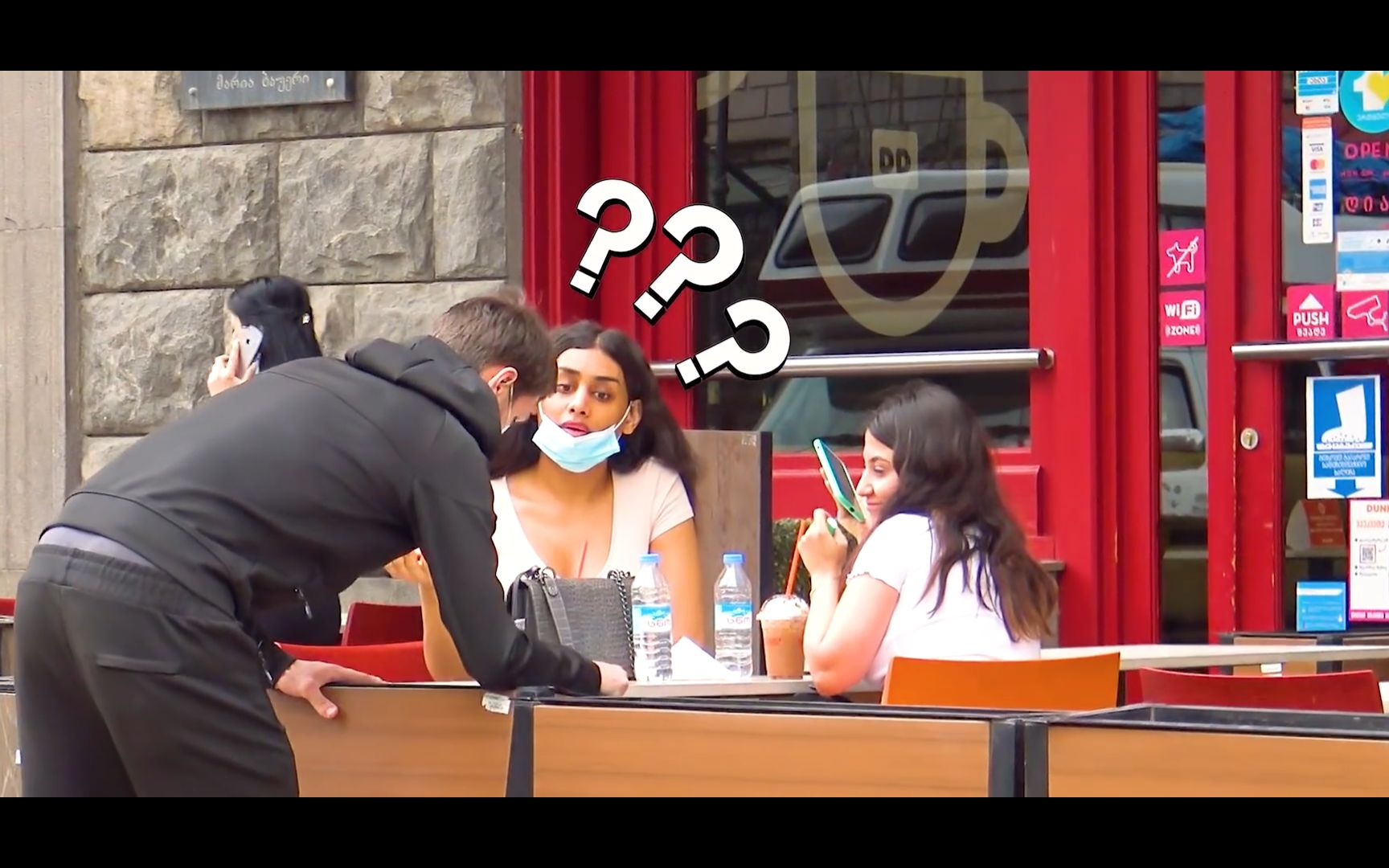 【搞笑恶作剧】小伙街头表演各种尴尬瞬间恶搞路人