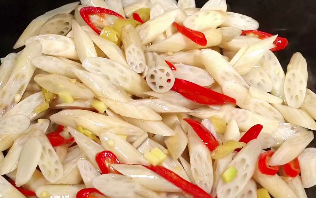 湖南人炒藕尖有诀窍,只需2步,藕尖酸辣脆爽不发黑