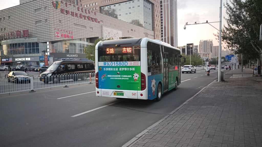 鄂尔多斯东胜区5路公交车出站