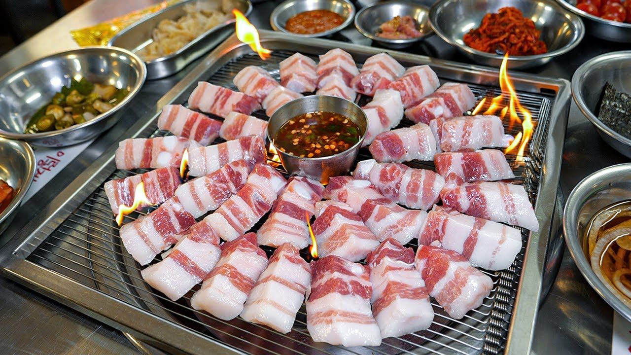 城市中的韩国烧烤:炭烤猪肉搭配免费小菜,感受首尔味道
