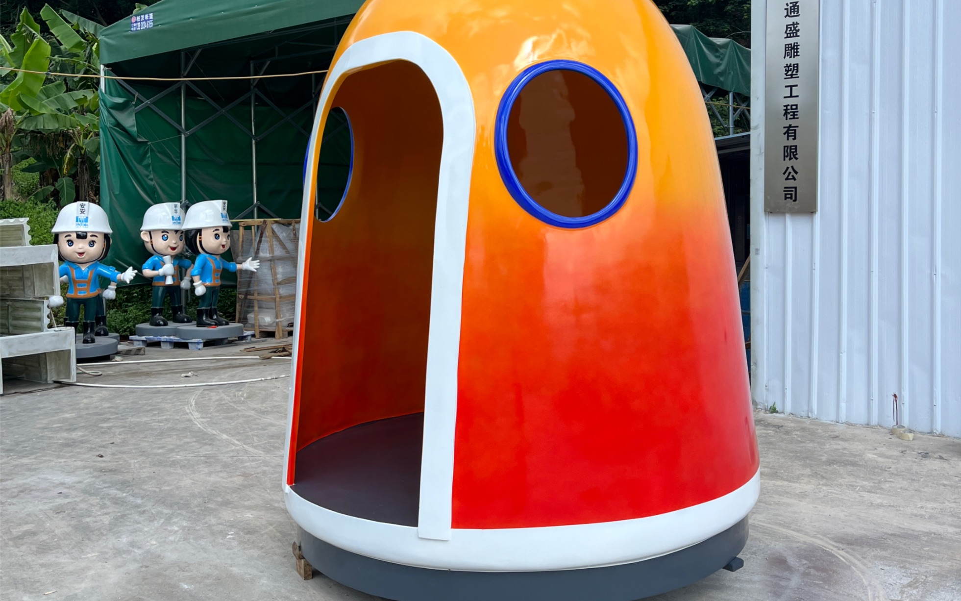 大型玻璃钢太空舱制作完工