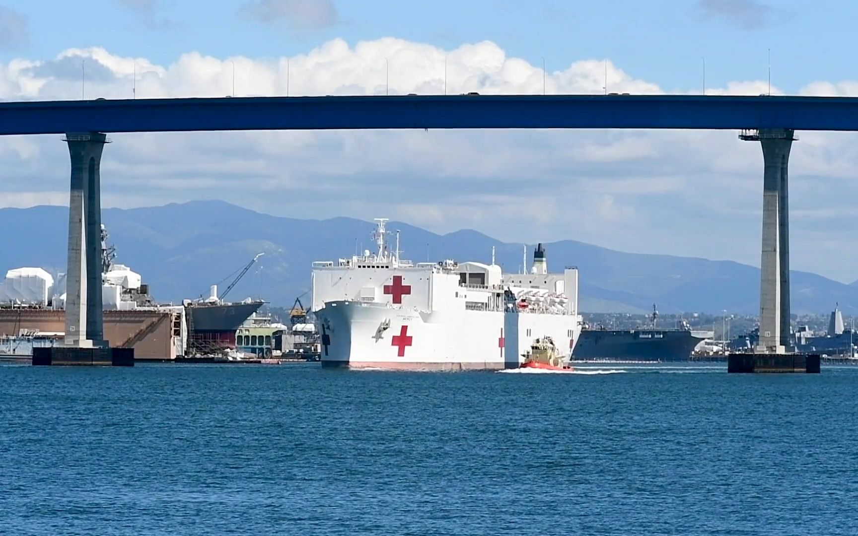 美海军仁慈号医院船装载医疗物资驶离圣迭戈海港协助抗疫