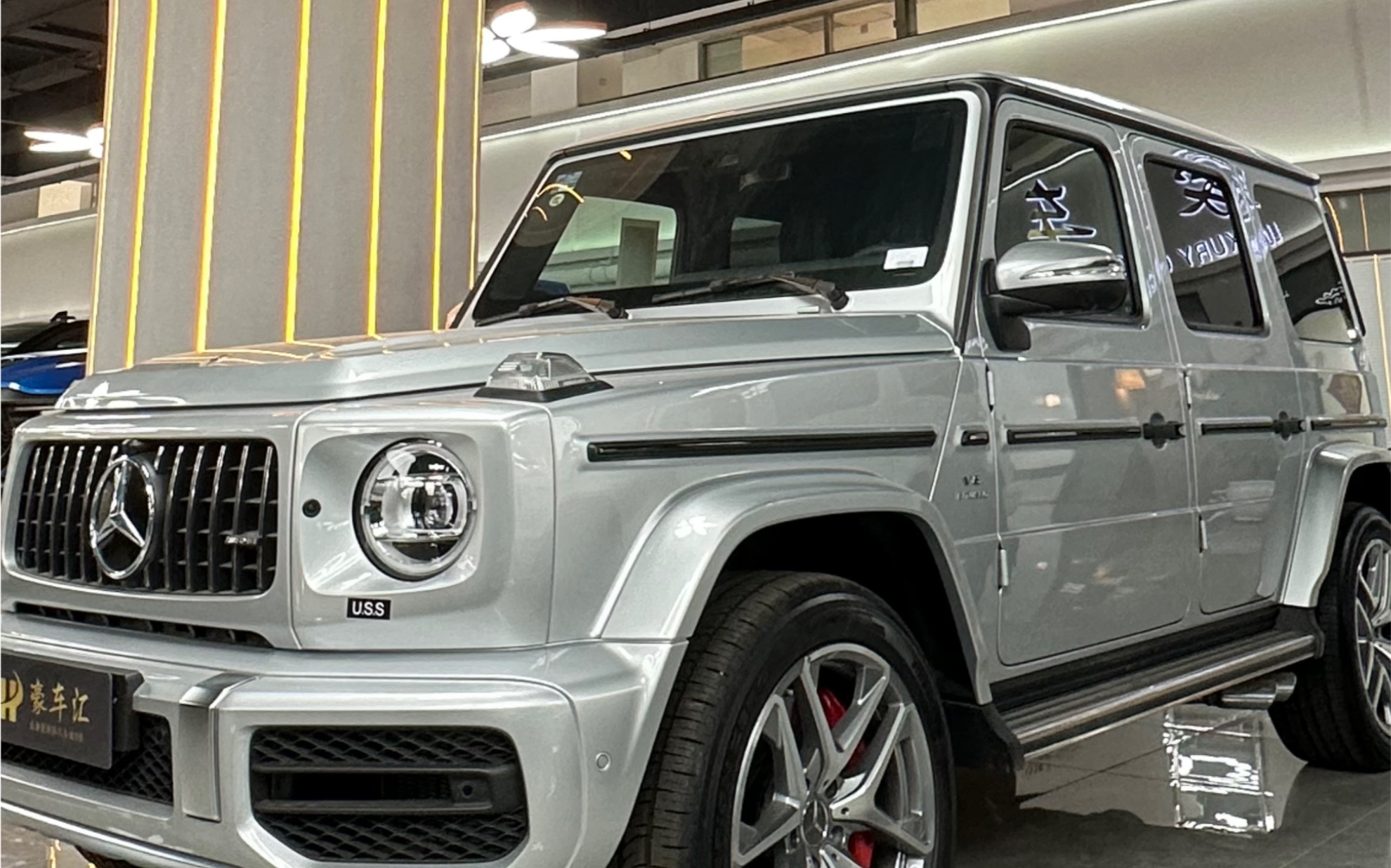 银色的奔驰g63 amg 大家觉得漂亮吗?天津提裸车需要多少钱呢?