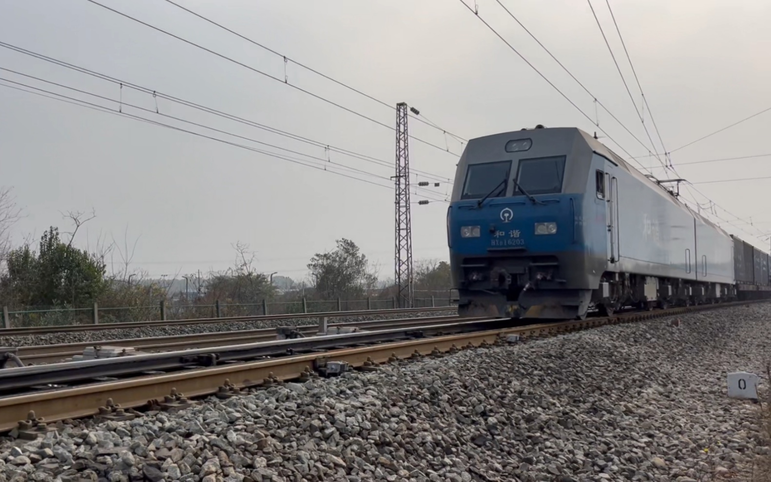 【成都北编组站】成局成段蓝精灵hxd1 6203牵引货列出院山线路所进