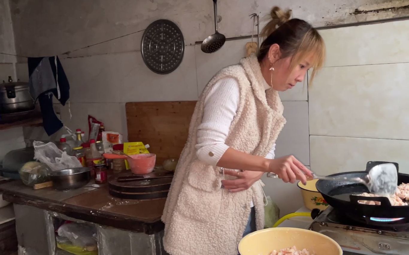 农村莎莎想吃红薯饼里,自己动手做起来了,看看她能做成功吗