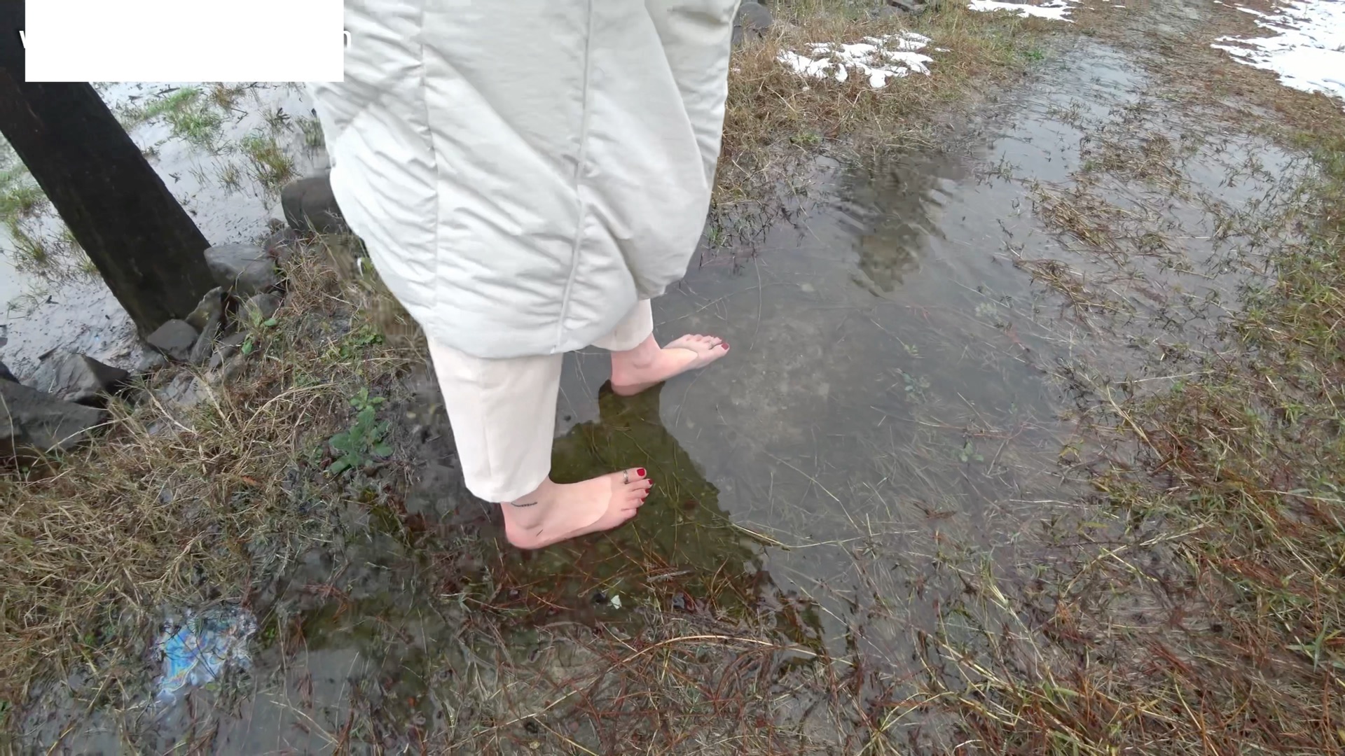 小姐姐光脚踩在积雪泥地上,脚丫都冻僵了