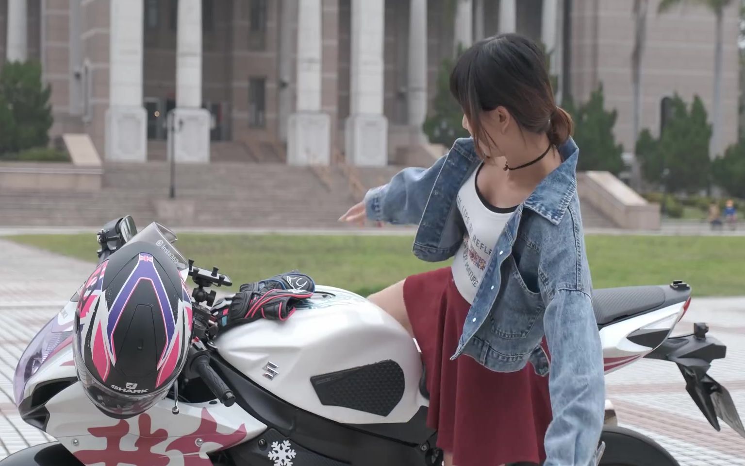 女骑士穿短裙骑机车如何防止曝光