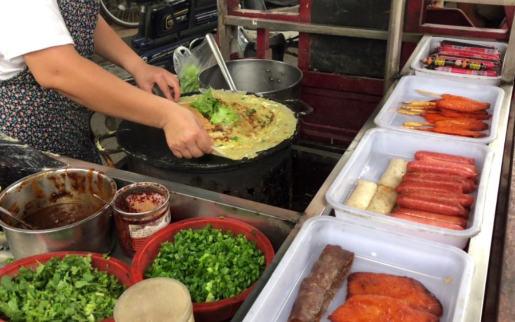 大妈摆摊20年,只卖煎饼果子,5元一个,个大料足天天排队_哔哩哔哩 (゜