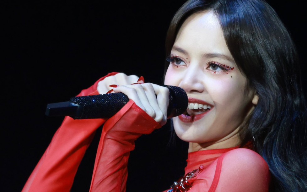 blackpink伦敦海德公园 lisa solo,辣梨再现长腿舞!