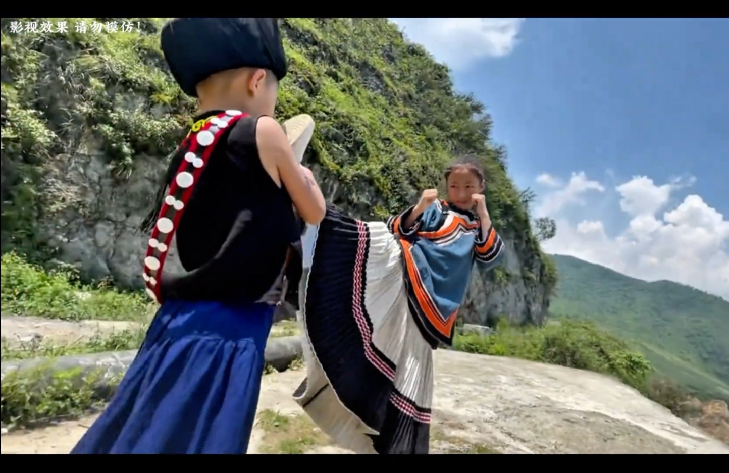 两兄妹切磋武艺