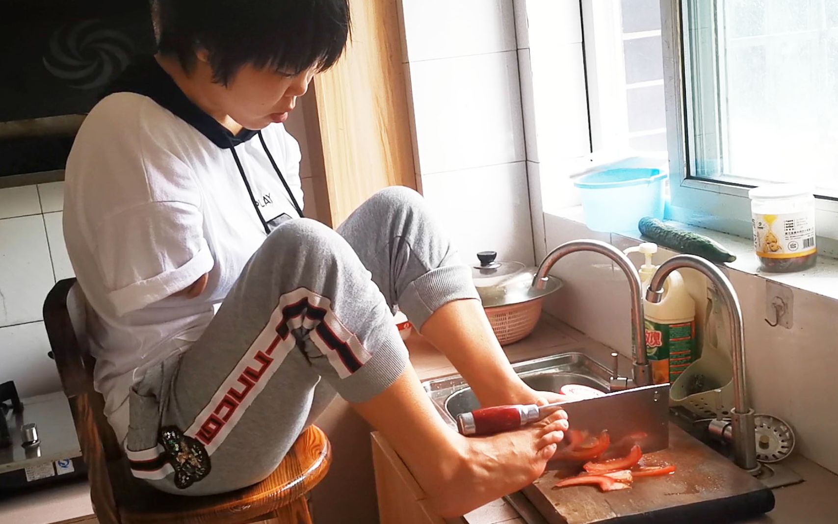 无臂女孩用脚做饭没有手臂却做出了一菜一汤你敢吃吗