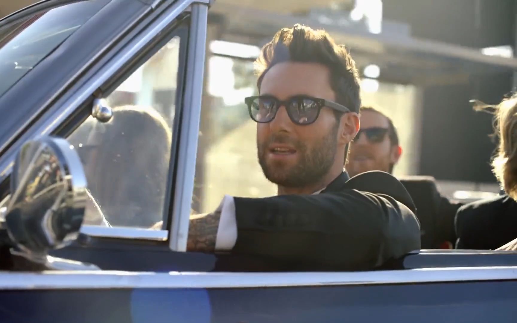 魔力红摇滚空降地铁化妆献唱sugar让群众尖叫太燃了